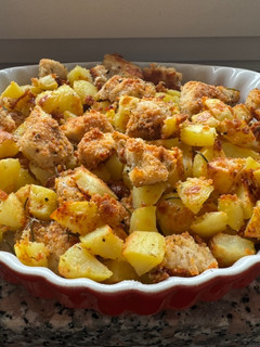 Foto di Bocconcini di pollo e patate con panatura aromatica,al forno