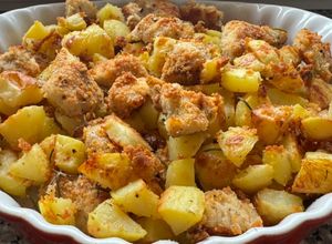 Foto di Bocconcini di pollo e patate con panatura aromatica,al forno