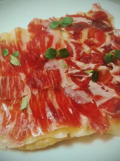 Una foto de Piadina con jamón ibérico y queso emmental fundido