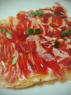 Una foto de Piadina con jamón ibérico y queso emmental fundido