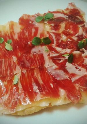 Una foto de Piadina con jamón ibérico y queso emmental fundido