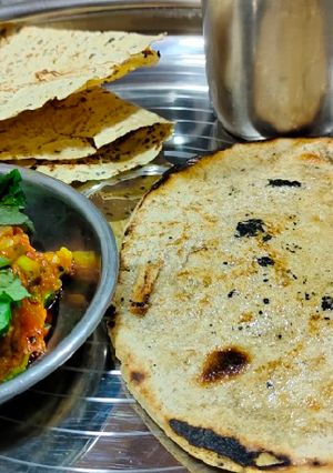 જુવારના રોટલા (Jowar Rotla Recipe In Gujarati) રેસીપી મુખ્ય ફોટો