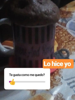 Una foto de Bizcochuelos de chocolate en taza y microondas