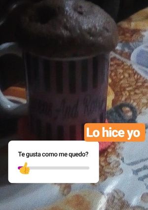 Una foto de Bizcochuelos de chocolate en taza y microondas