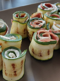 Foto di Involtini di zucchine con robiola e prosciutto crudo