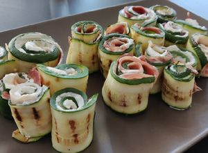 Foto di Involtini di zucchine con robiola e prosciutto crudo