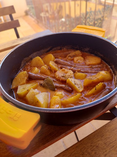 Una foto de Cazuela de patatas con salchichas