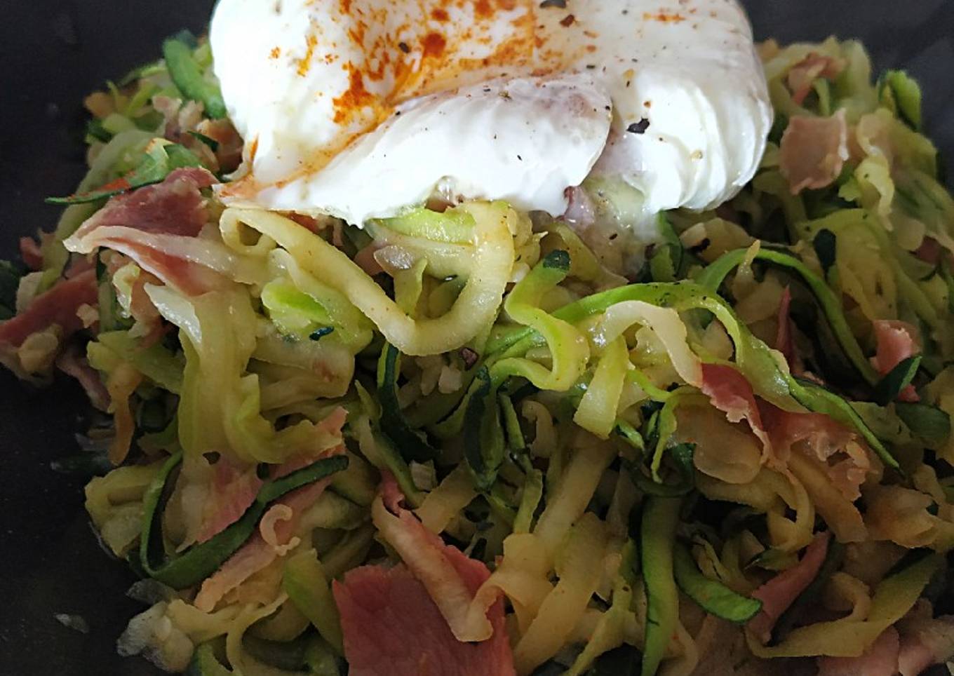 Espaguetis de calabacín con crujiente de jamón y huevo poché