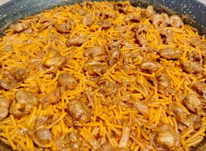Una foto de Fideos con mollejas trufadas y caldo de boletus