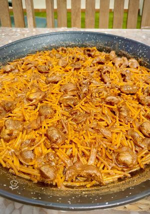 Una foto de Fideos con mollejas trufadas y caldo de boletus