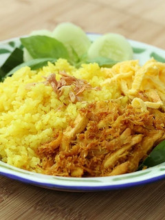 Foto resep Nasi Kuning Ayam Suwir Serundeng Devina Hermawan