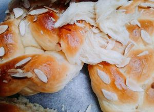 Hình của món Bánh mì hoa cúc Harrys Brioche.