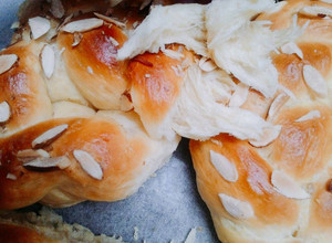 Hình của món Bánh mì hoa cúc Harrys Brioche.