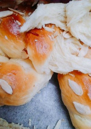 Hình của món Bánh mì hoa cúc Harrys Brioche.