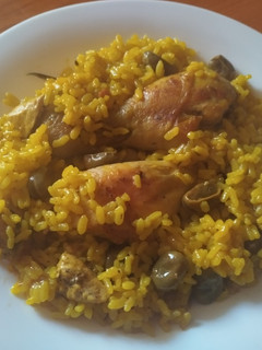 Una foto de Arroz con muslos de pollo y habas