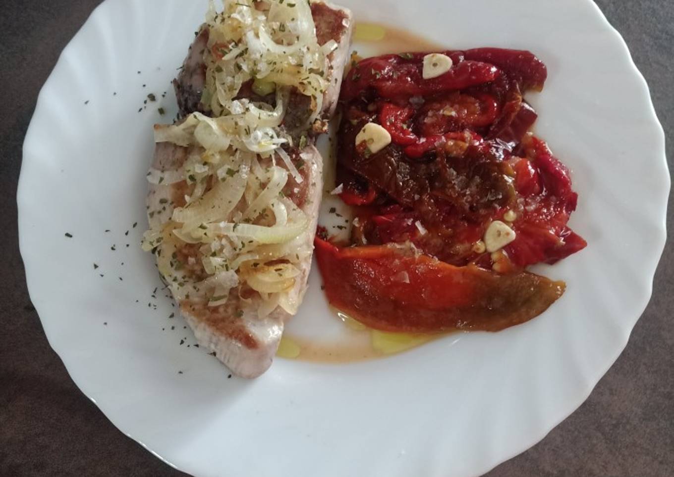 Bonito fresco encebollado fácil y ensalada de pimientos asados
