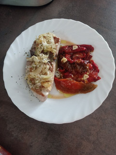 Una foto de Bonito fresco encebollado fácil y ensalada de pimientos asados