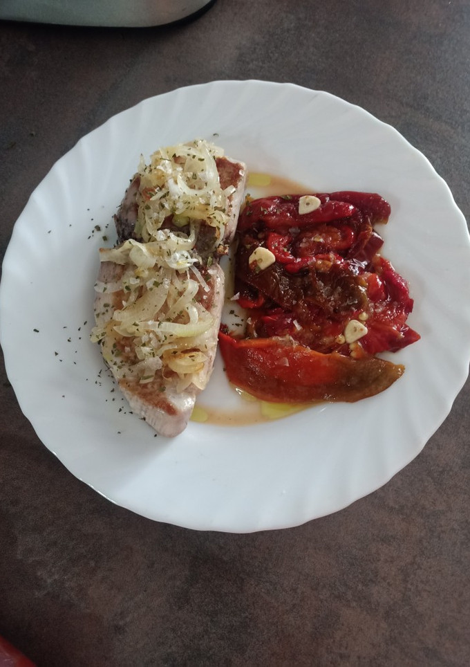 Una foto de Bonito fresco encebollado fácil y ensalada de pimientos asados