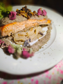 Una foto de Salmón en Salsa de Cebolla Cremosa