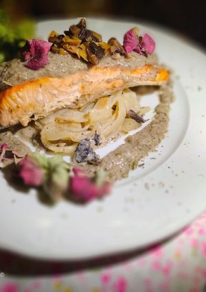 Una foto de Salmón en Salsa de Cebolla Cremosa