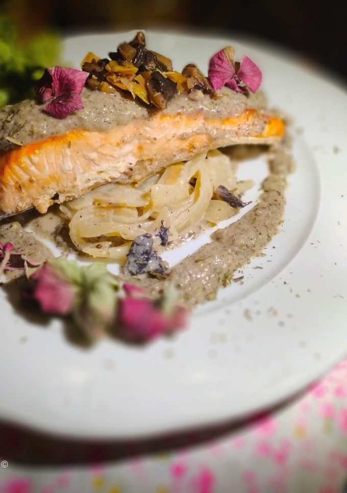 Una foto de Salmón en Salsa de Cebolla Cremosa