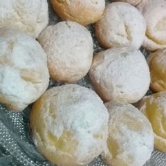 A picture of Cream Puffs.