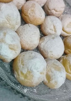 A picture of Cream Puffs.