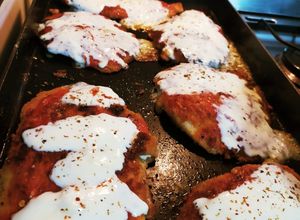 Una foto de Milanesas napolitanas a la chapa