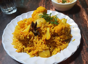 A picture of Aloo Gobhi Pulao.