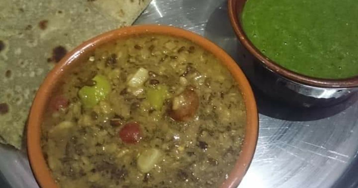 Dall Rotti Hari Maash Daal / Urad Daal & Bajry Ki Roti Recipe by Ñôôri Màlîk - Cookpad