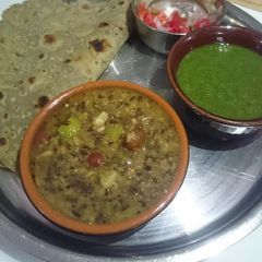 A picture of Hari Maash daal / urad daal &Bajry ki roti.