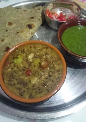 A picture of Hari Maash daal / urad daal &Bajry ki roti.