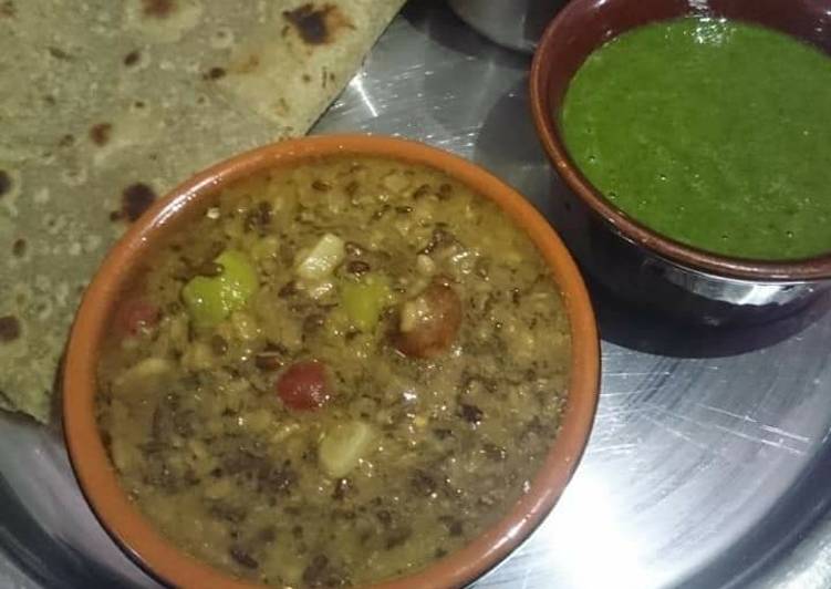 Recipe of Yummy Hari Maash daal / urad daal &amp; Bajry ki roti