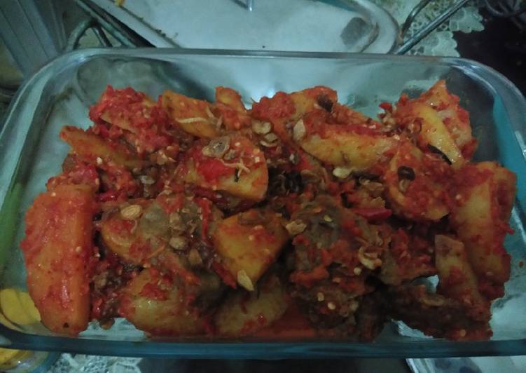 Daging balado kentang