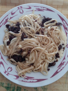 Una foto de Espaguetis con morcilla y provolone