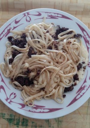 Una foto de Espaguetis con morcilla y provolone