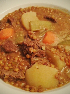 Una foto de Potaje de lentejas con verduras y ternera