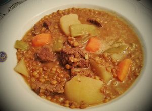 Una foto de Potaje de lentejas con verduras y ternera