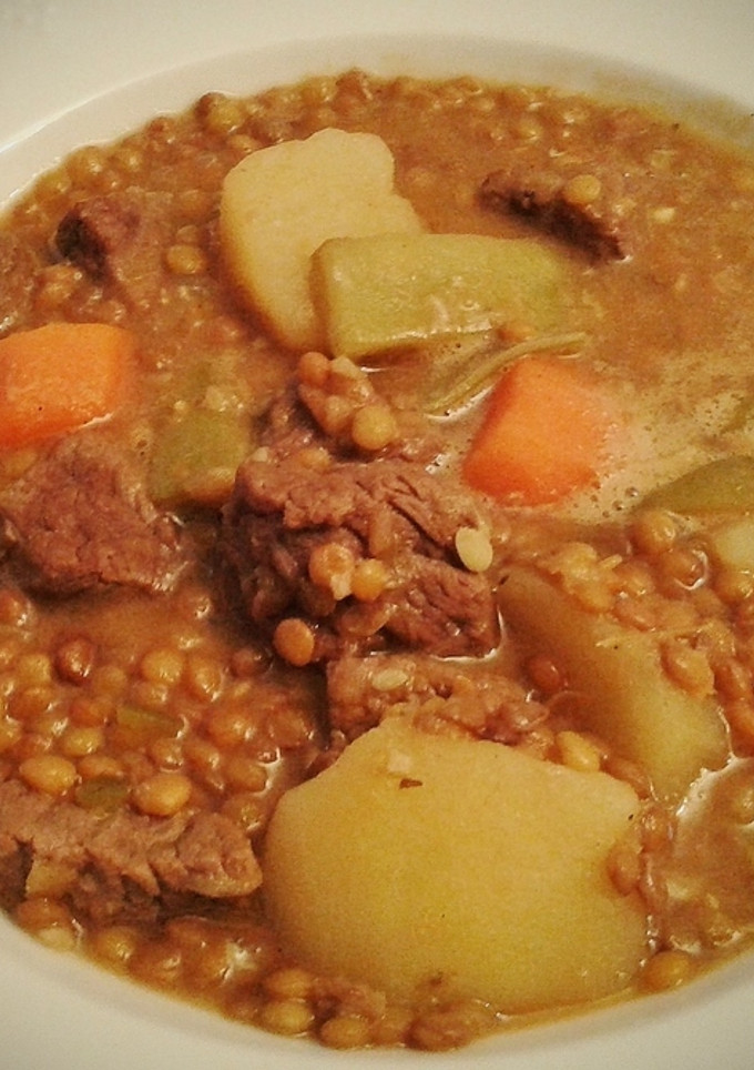 Una foto de Potaje de lentejas con verduras y ternera