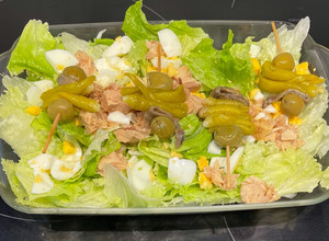 Foto principal de Ensalada de lechuga rizada de Navarra y más ingredientes