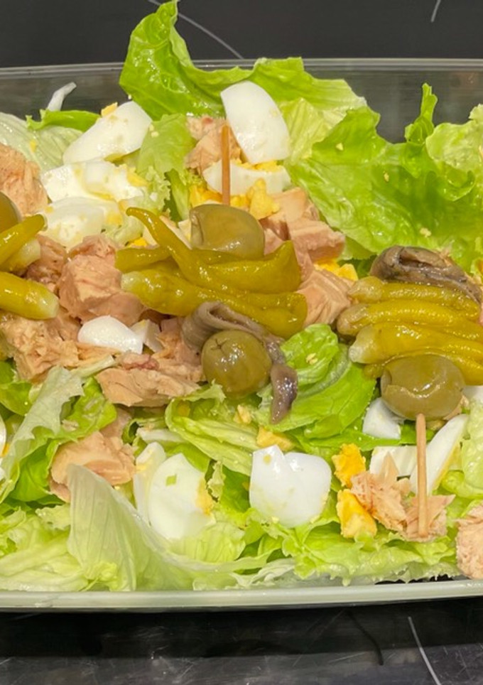Una foto de Ensalada de lechuga rizada de Navarra y más ingredientes