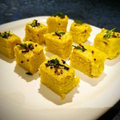 A picture of क्विन्वा मूंग दाल ढोकला.