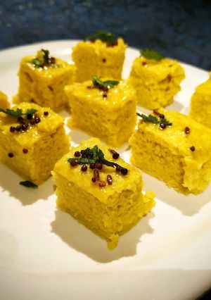 A picture of क्विन्वा मूंग दाल ढोकला.