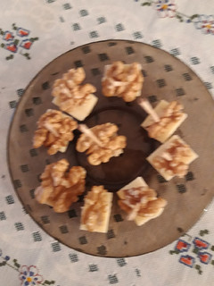 Una foto de Pincho de queso y nueces
