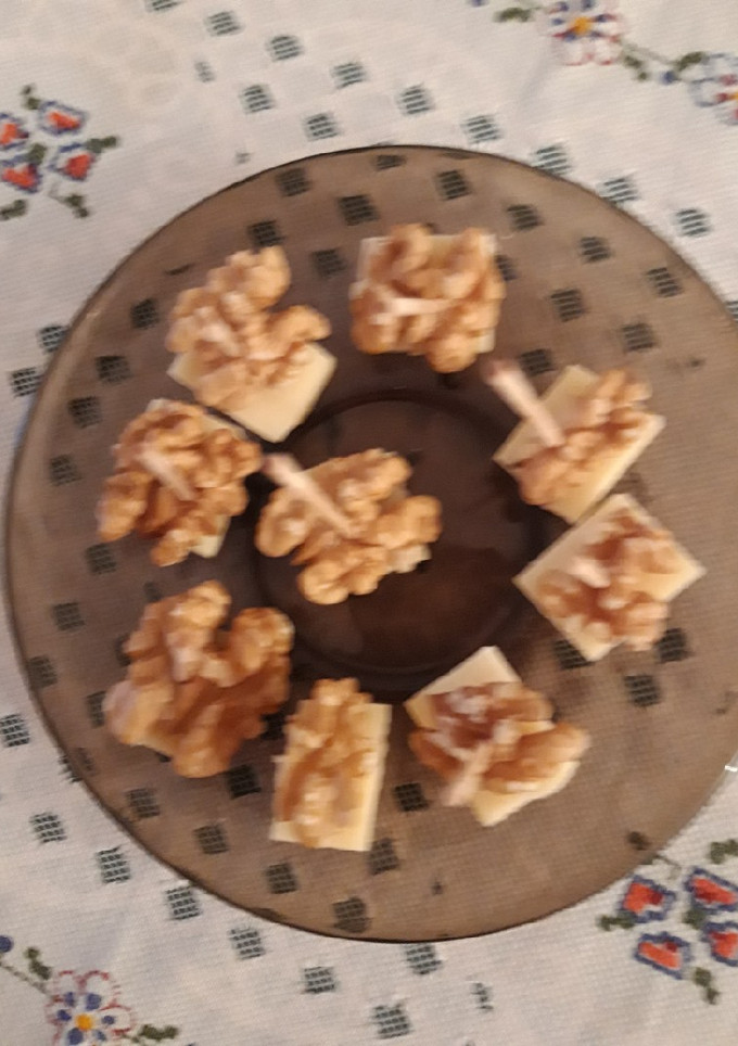 Una foto de Pincho de queso y nueces