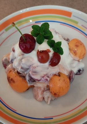 Foto di Yogurt alla frutta fresca: Ciliegie, Nespole, Giuggiole e menta fresca