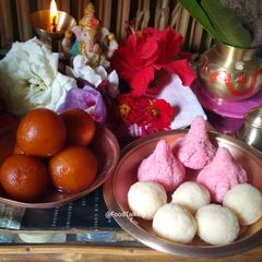 A picture of Coconut Ladoos.