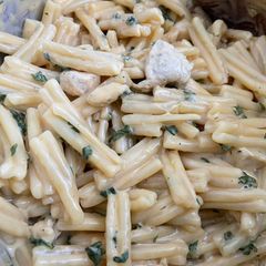 A picture of White Cheddar Mac N Cheese with Chicken & Kale.