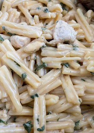 A picture of White Cheddar Mac N Cheese with Chicken & Kale.