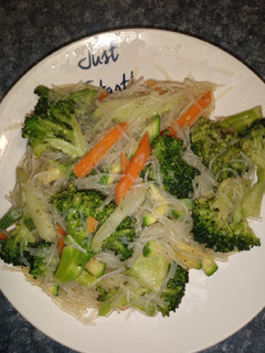 Una foto de Fideos chinos (transparente) con verduras